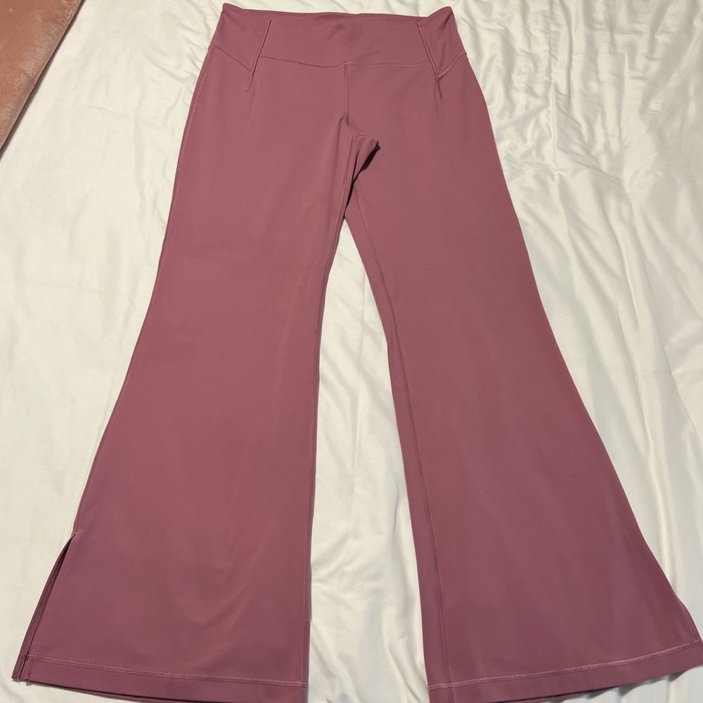 Lululemon Groove High-Rise Split-Hem Flared
Pant *Nulu in Velvet Dust